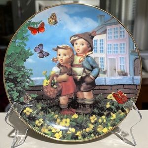 MI Hummel Plate Collection Little Companions # LR8950 ‘Surprise’.